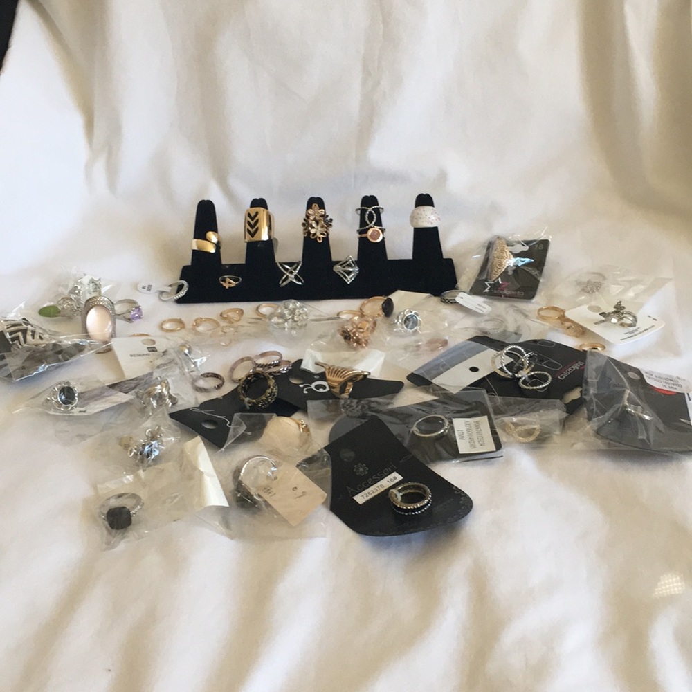 Wholesale lot of quality costume jewelry rings